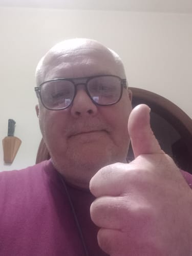 Close-up of a reviewer giving a thumbs-up, showing their satisfaction with the Golden Mousse.