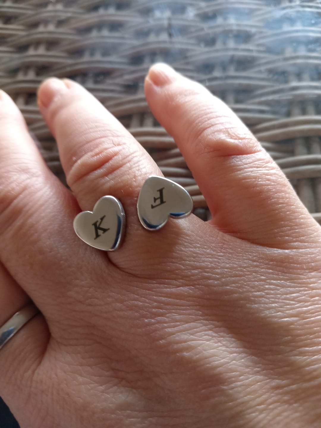 Customer photo review of Anello Doppio Cuore Personalizzato - Cuori Legati