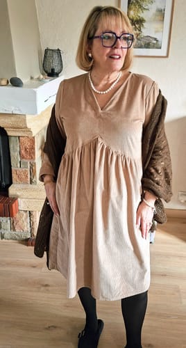 Cliente portant la robe Edonie en velours côtelé sable, qu'elle a fait raccourcir et accessoirisée.
