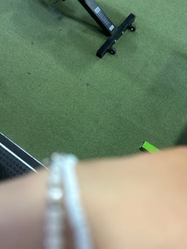 Primer plano borroso de la Pulsera Rope 3mm en la muñeca de un cliente.