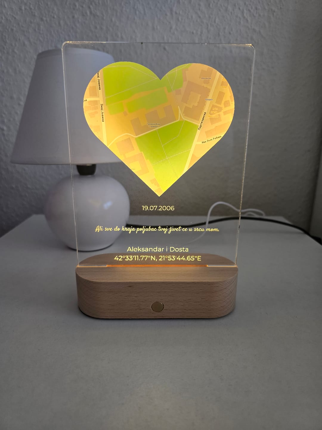 Customer photo review of "Unser Ereignis" - Personalisiertes Nachtlicht (inkl. Holzfuß)