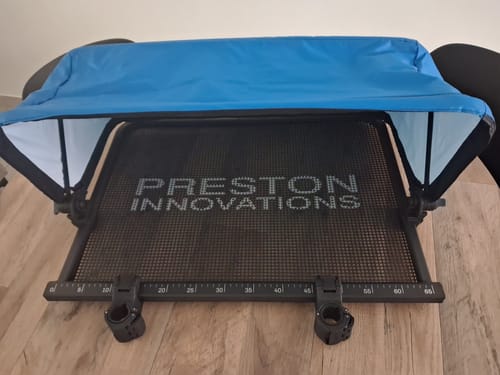 Recensent's Ventalite Hoodie Side Tray XL, met de blauwe kap open en de zwarte gaaslade eronder.