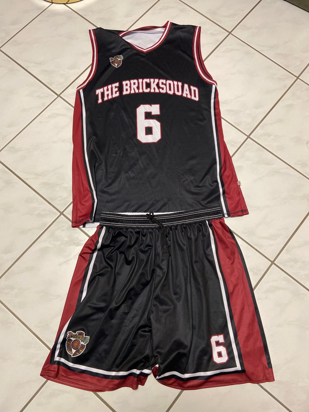 Customer photo review of Benutzerdefinierte Weiß Schwarz Rot Reversible Basketball Jersey Personalisierte Print Name Nummer Logo