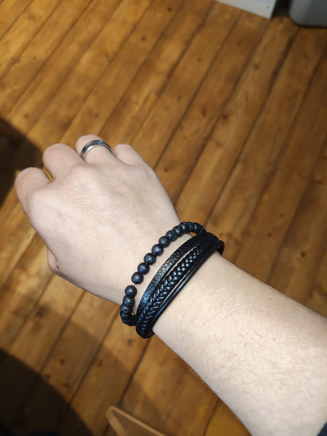 Customer photo review of Buddha Stones, natürliches Lavagestein, schwarzes Onyx-Perlen-Lederarmband