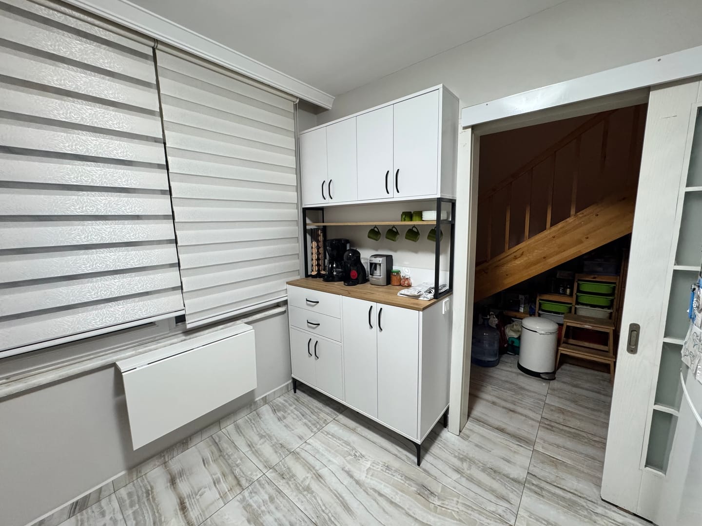 Customer photo review of Rani JE213 Kahve Köşesi Çok Amaçlı Dolap 8 Kapaklı 2 Çekmeceli Raflı Kiler Mutfak Dolabı Beyaz - Sepet Ceviz