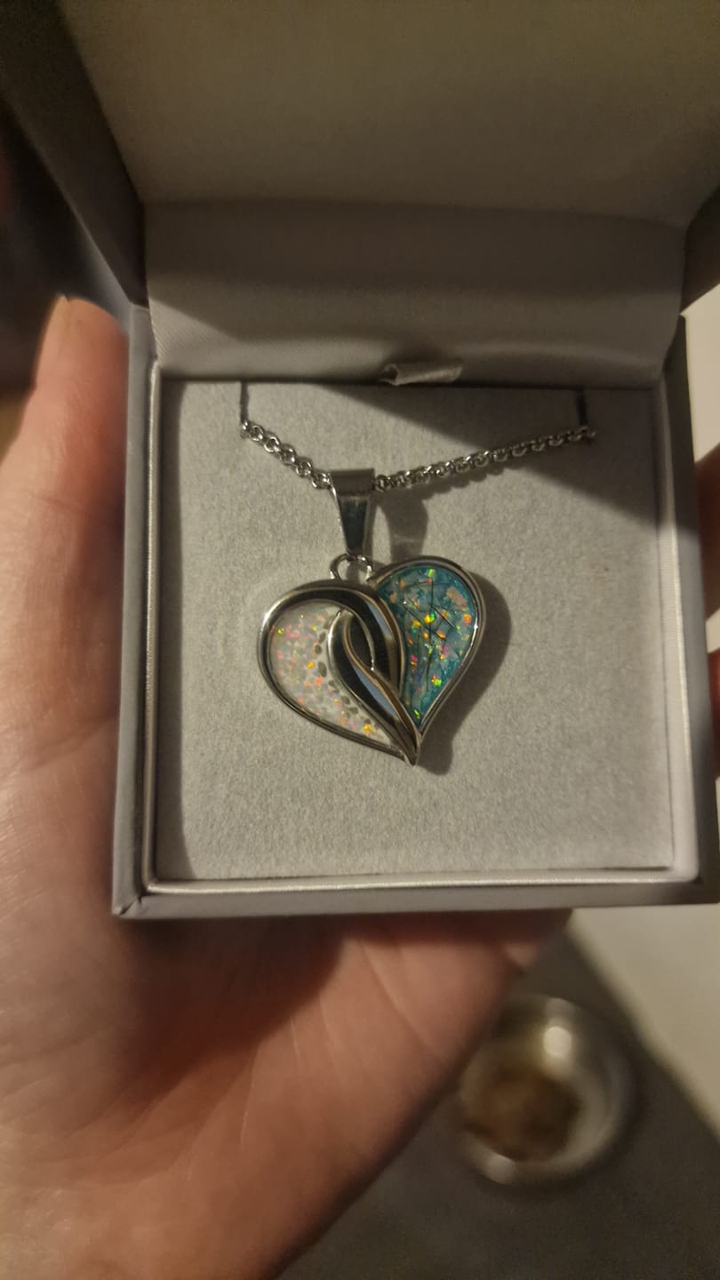 Customer photo review of Crossover Heart Stainless Steel Pendant, suitable for 2 sets of ashes.