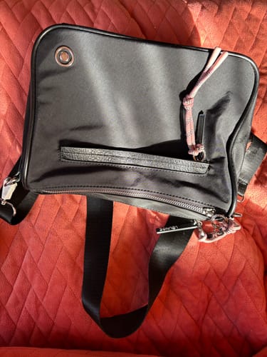 Reseña con foto de un cliente sobre Cartera Bandolera Icónica Ready To Go
