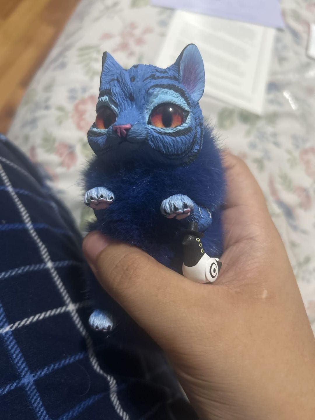 Customer photo review of Miniature demons : a chubby blue Cat and a tiny Magpie