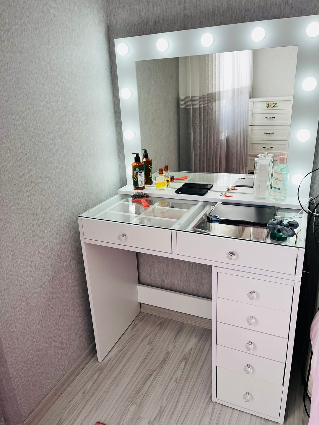 Customer photo review of Rani BJ117 Hollywood Işıklı Aynalı Kulis Makyaj Masası Cam Tablalı 7 Çekmeceli Takı Düzenleyici Beyaz
