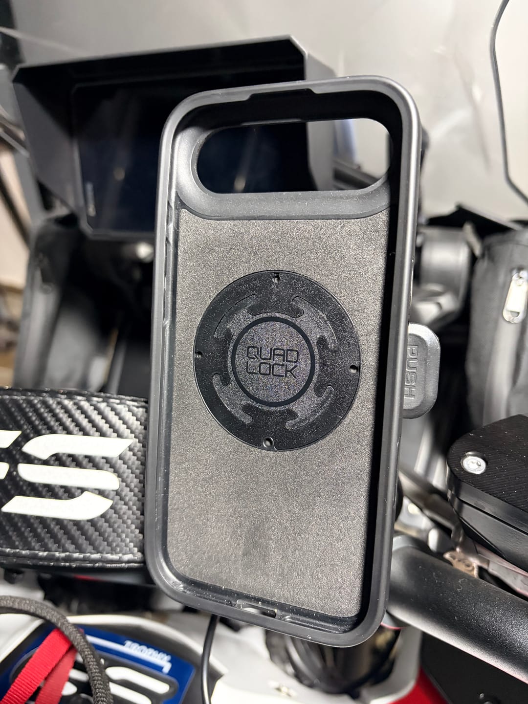 Customer photo review of מדבקת מתאם אוניברסלית לטלפון קוואד-לוק QuadLock
