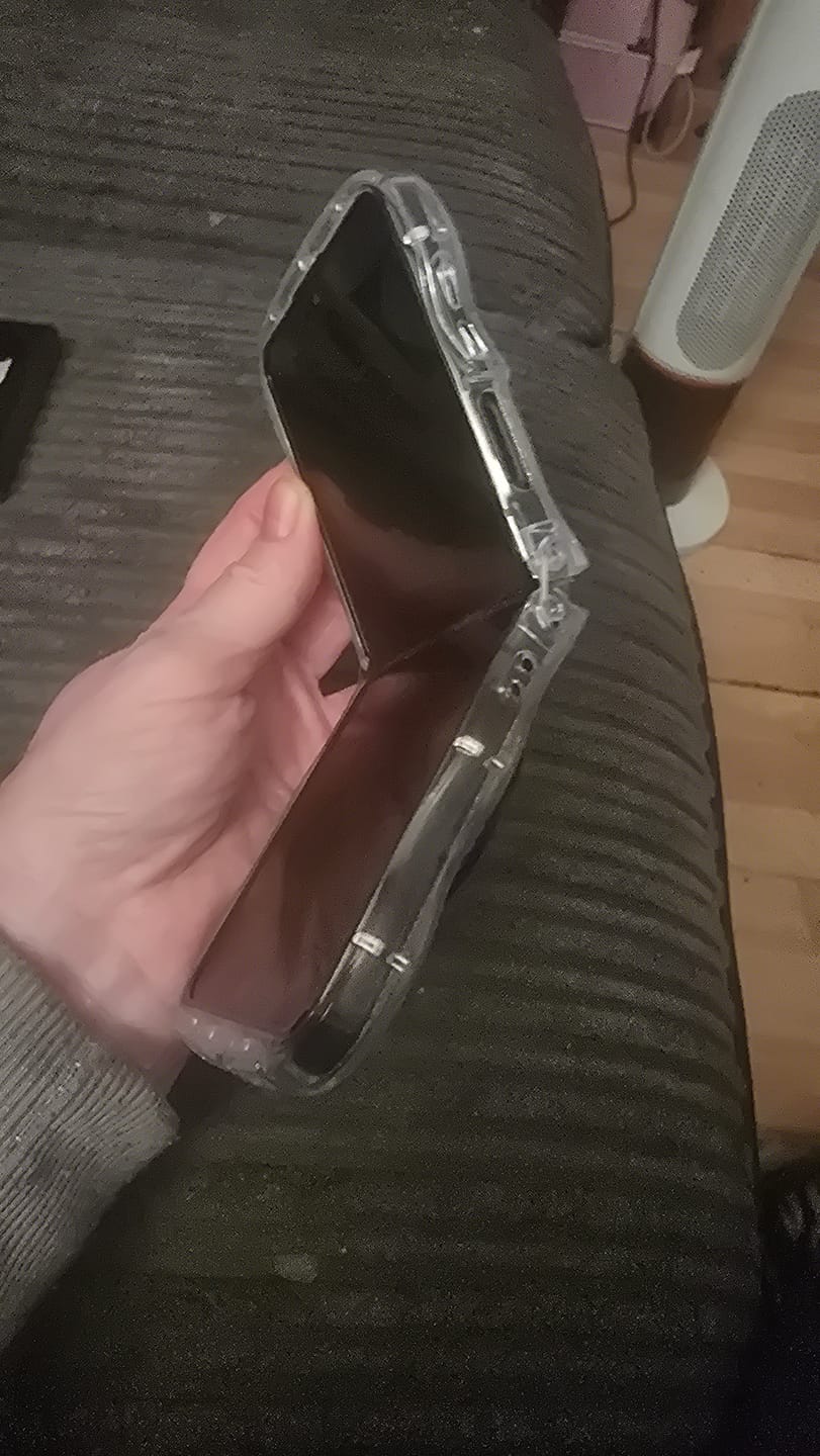 Customer photo review of Samsung Galaxy Z Flip4 – Unlocked - Screen Broken