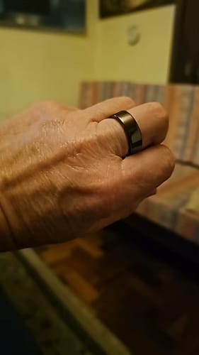 Ein Rezensent trägt den glänzenden schwarzen SMART RING am Finger.