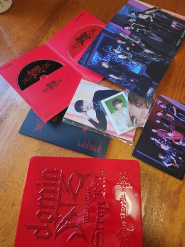 Customer's Stray Kids 'dominATE SEOUL' Blu-ray gift set spread out, showing the red case, discs, and multiple photocards.