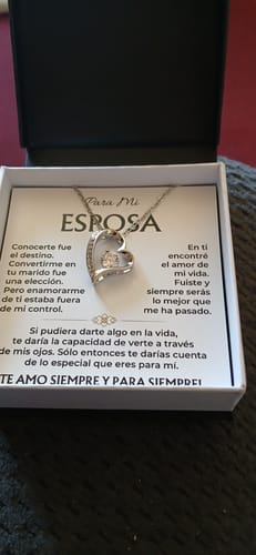 Customer's open Para Mi Esposa gift set showing the heart-shaped necklace on the Spanish message card.