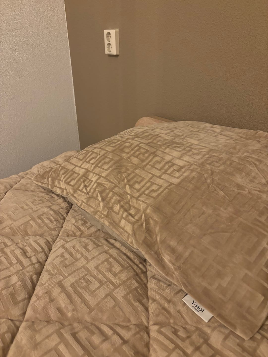 Customer photo review of Kussenslopen Velvet™ Designer Taupe 60x70cm 2-Pack