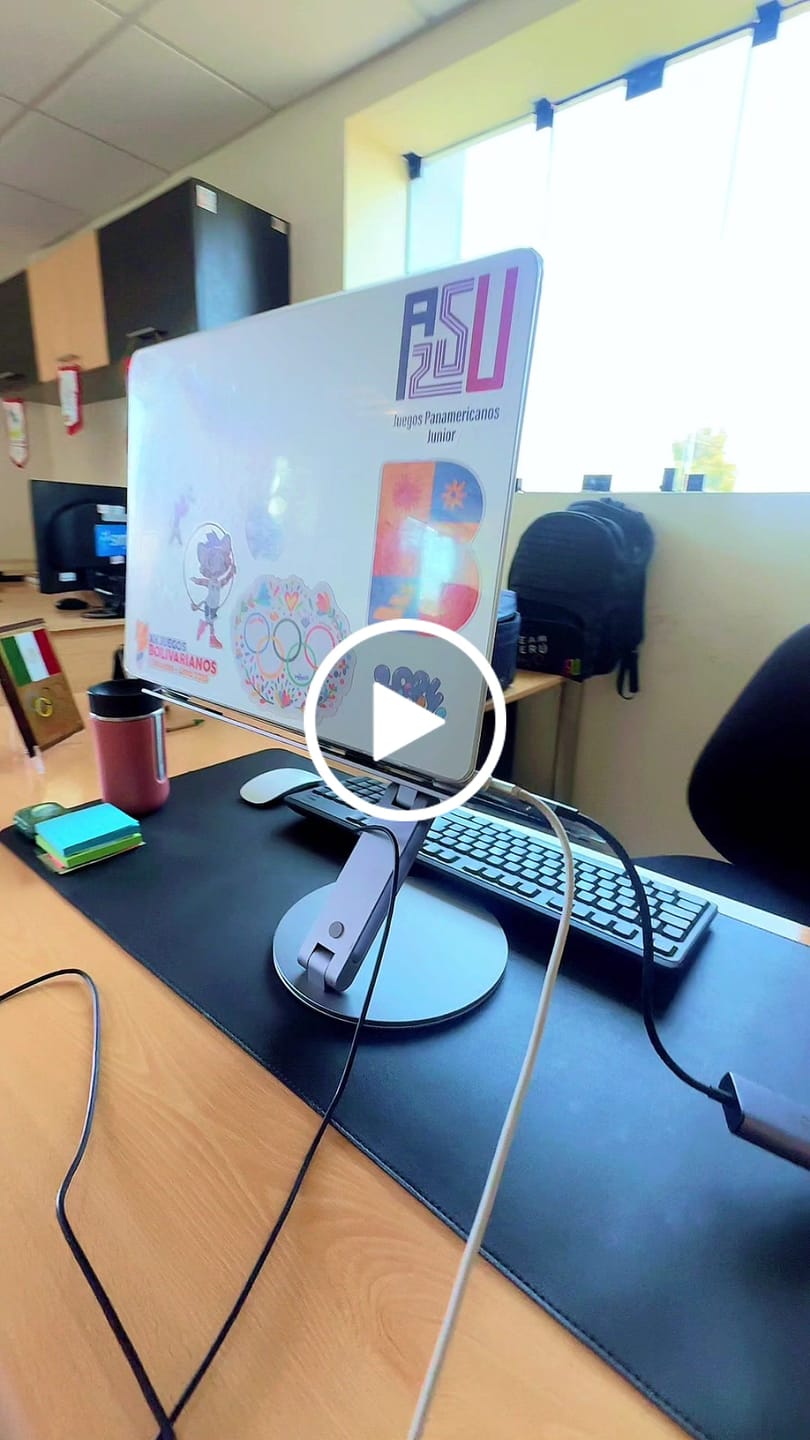 Customer video review of Soporte Giratorio Premium para Laptop