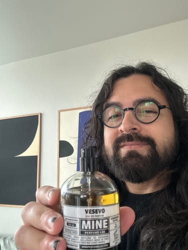 Recensore tiene in mano la boccetta del suo Eau de Parfum VESEVO.