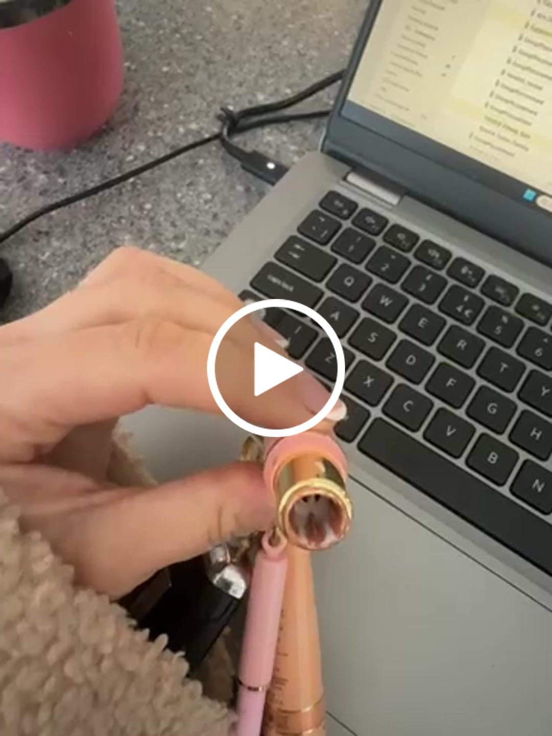 Análise de vídeo do cliente do mini batom P. Louise Keychain
