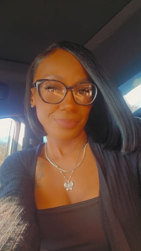 Reviewer with smooth, healthy hair styled in a sleek bob after using the Rennora Regrowth Shampoo and Conditioner Set.