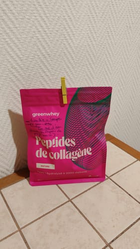 Photo d'un client montrant le sachet rose de Peptides de Collagène posé sur un comptoir et fermé par une pince à linge.
