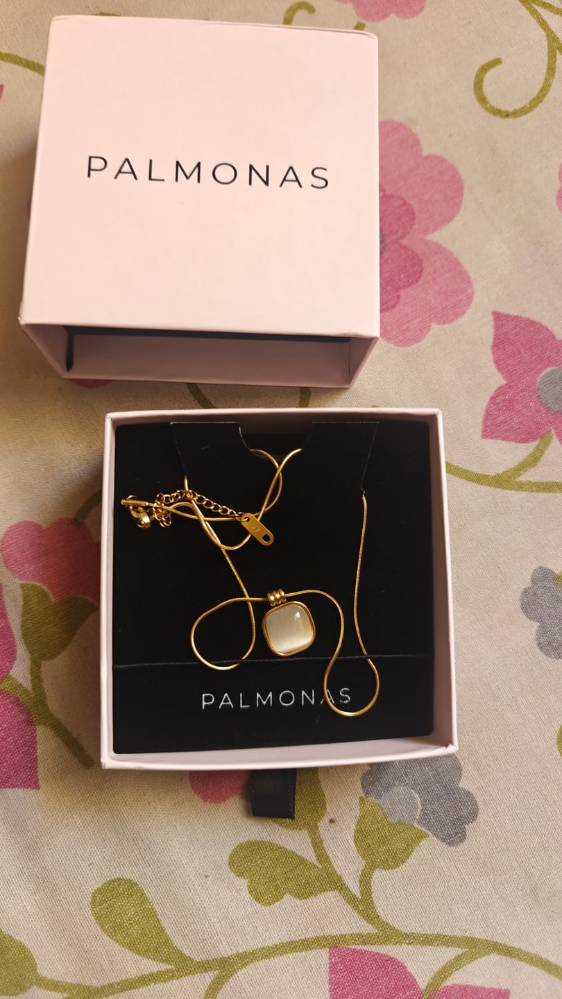 Customer photo review of White Radiance Oval Necklace