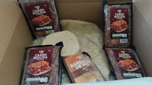 El Queso Asadero con Chiltepín de un cliente dentro de una caja con varios paquetes de carne y tortillas.