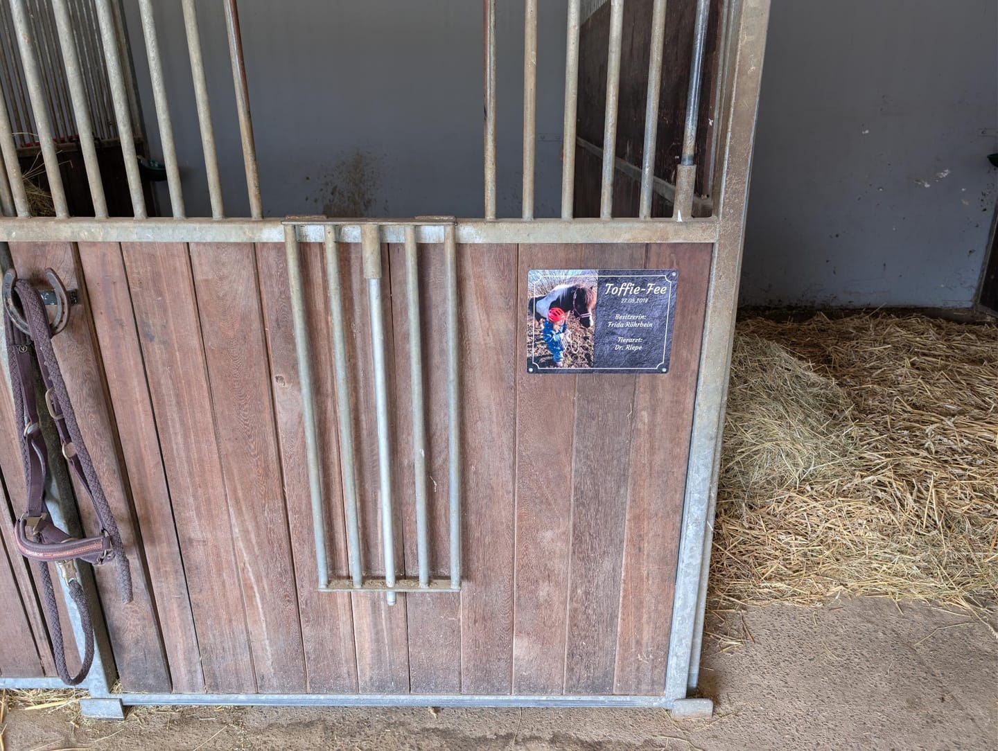 Customer photo review of Pferde Boxenschild mit Foto & Wunschtext (UV- und wetterfest)