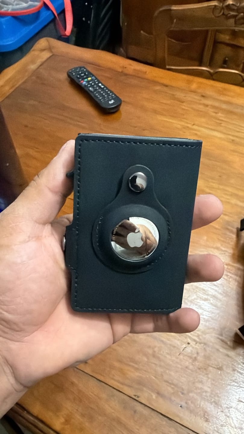 Customer photo review of Billetera Modelo AirTag