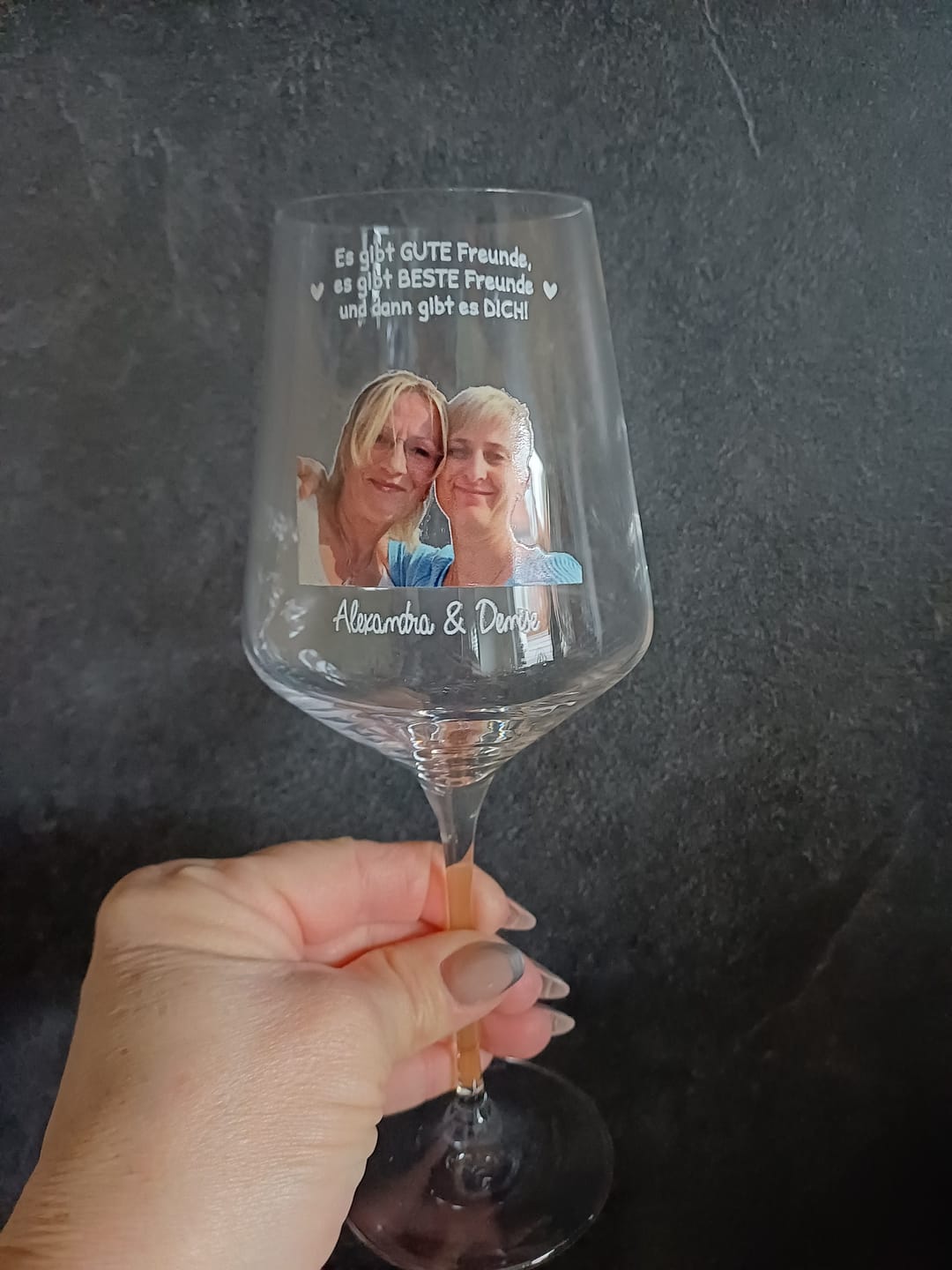 Customer photo review of Besties - Bedrucktes Weinglas mit Foto für beste Freundinnen