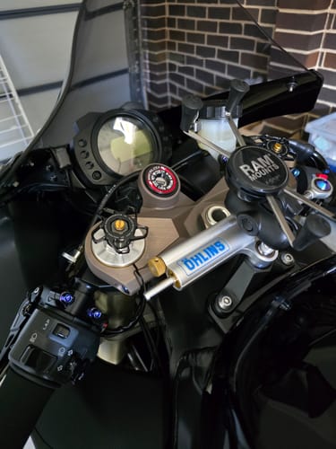 Customer photo review of RAM® Motorcycle Handlebar Clamp Base with M8 Bolts (RAM-B-367U)