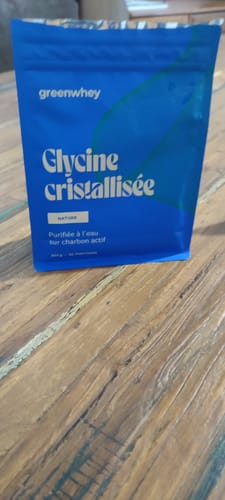 Photo d'un client du sachet bleu de Glycine cristallisée sur une table.