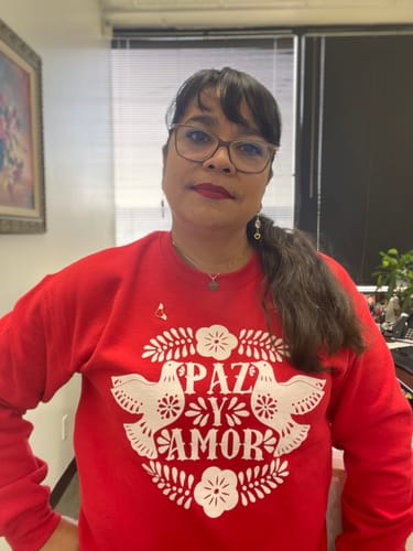 Customer wearing the red Paz y Amor Sweatshirt. The fit looks comfortable and not oversized.