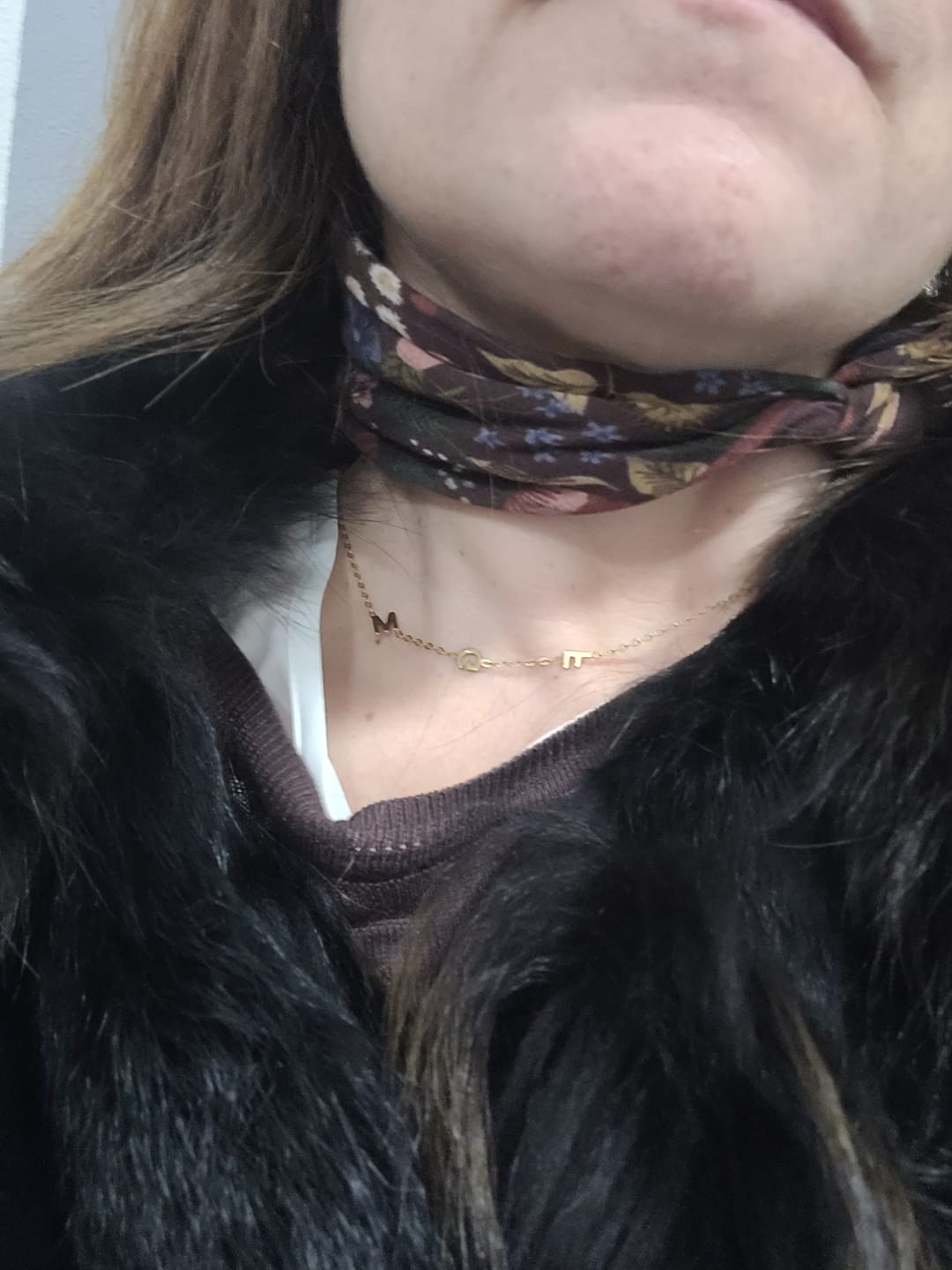 Customer photo review of Colar de Iniciais Laterais Personalizado