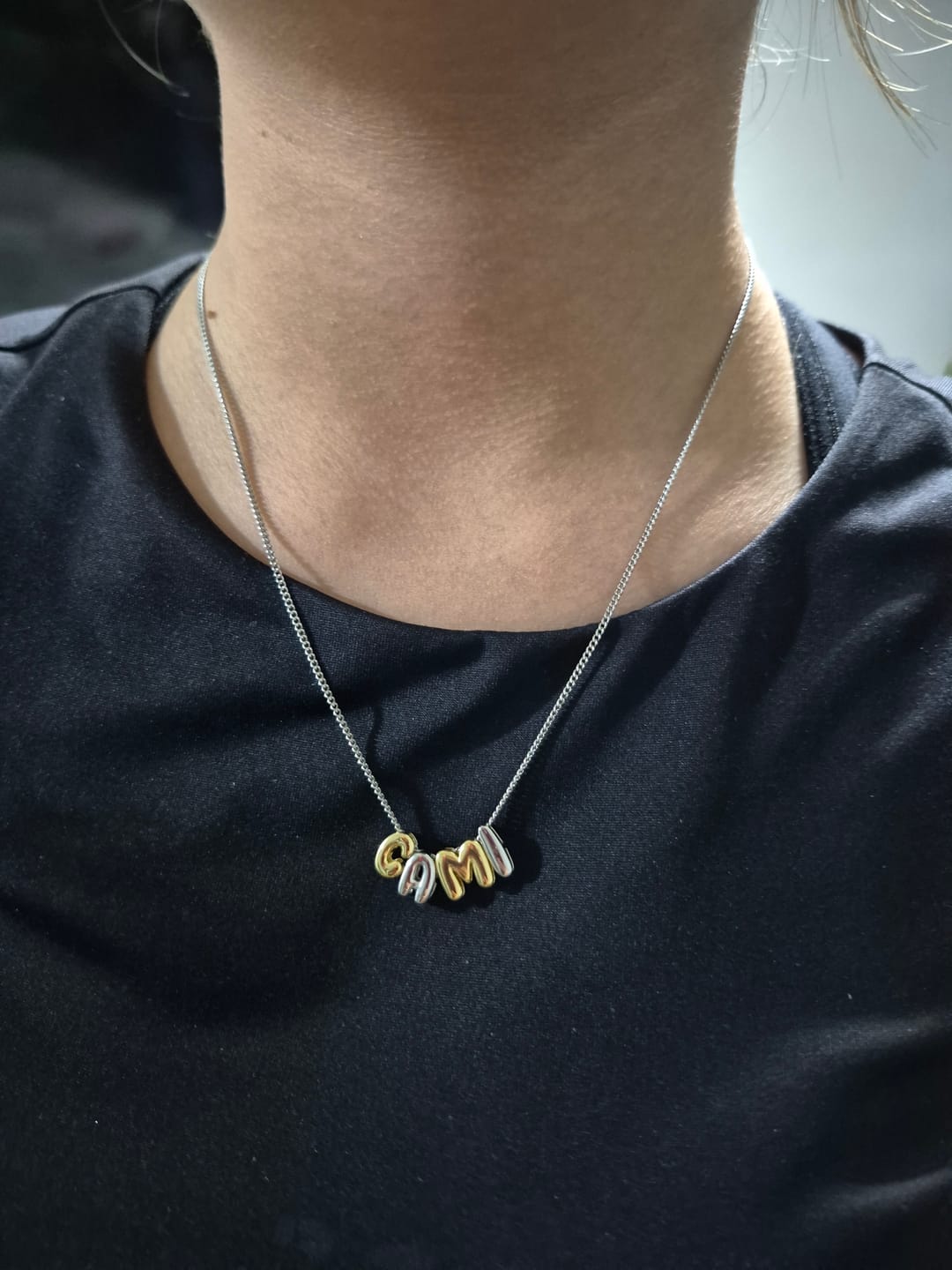 Customer photo review of Personaliza Tu Collar Inicial Mini Bubble Dorado Zirconias