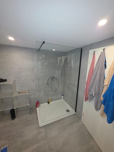 Customer photo review of SONNI Begehbare Dusche Duschabtrennung Duschwand 10mm Schwarz Duschabtrennung Duschkabine Nano ESG 80-140cm