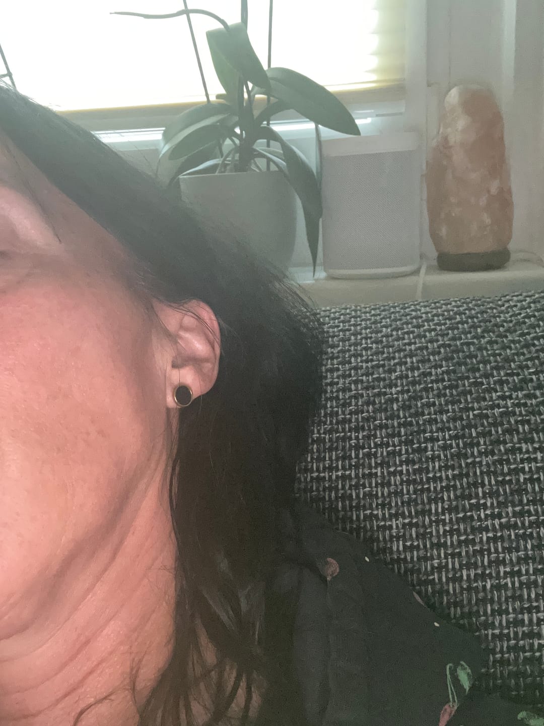 Customer photo review of Obisidian Ohrringe - Kreismedallion