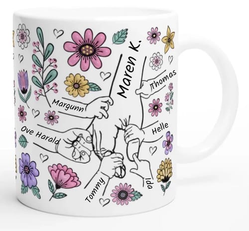 Kundens vita Kärleksmugg med ett personligt tryck av händer, namn och färgglada blommor.