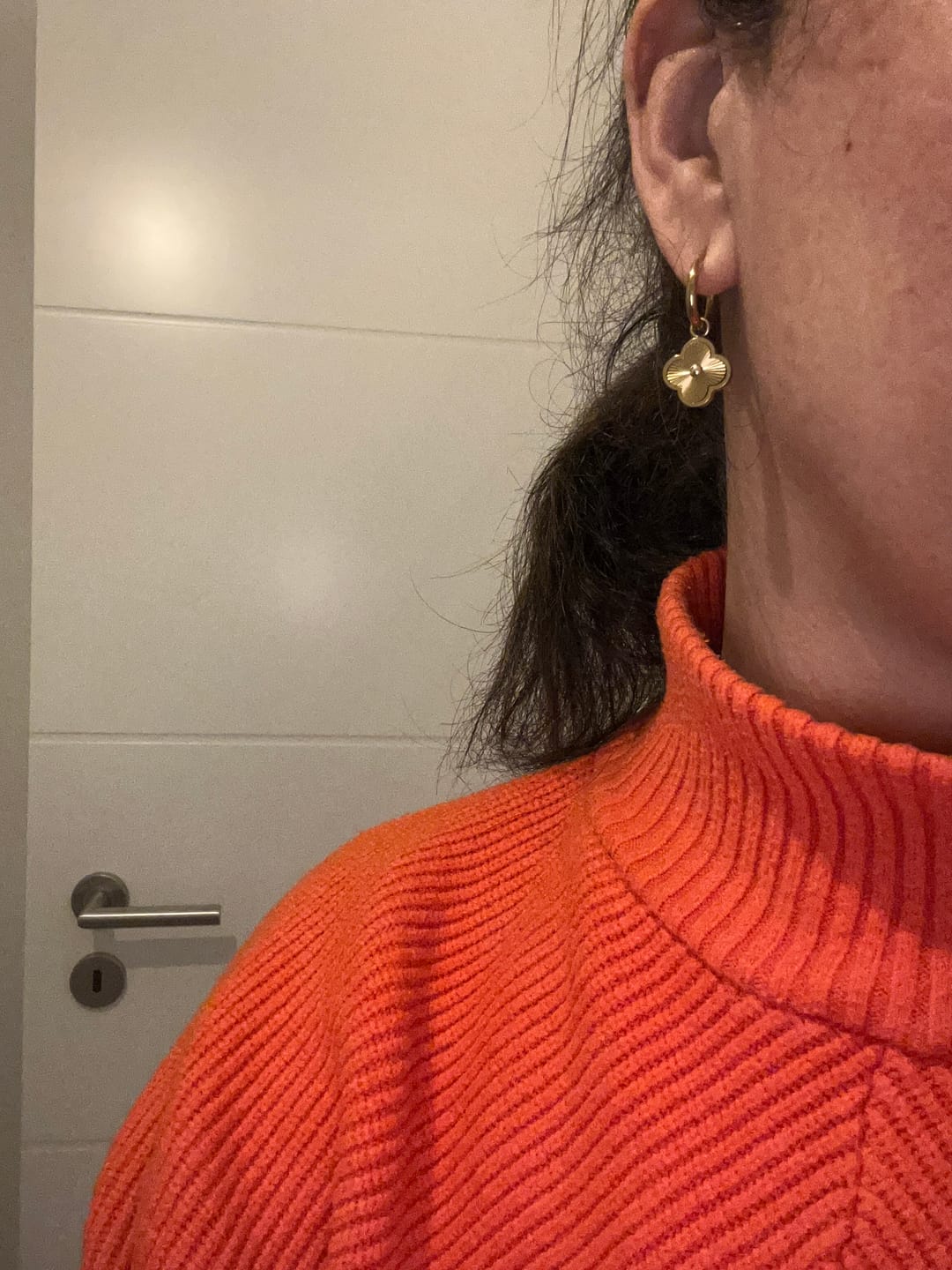 Customer photo review of Golden Lucky Leaf Huggie Ohrringe 14K Vergoldet