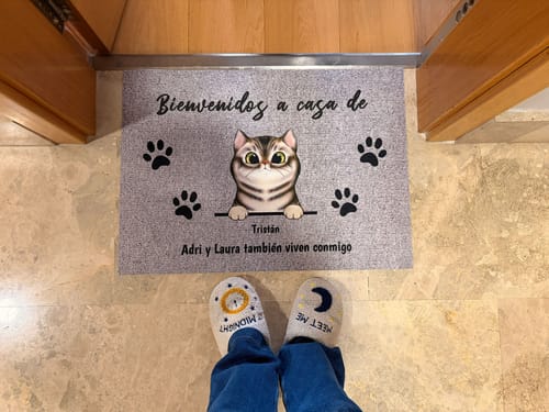 Customer photo review of Bienvenidos a lo de gatos curiosos - Felpudo personalizado