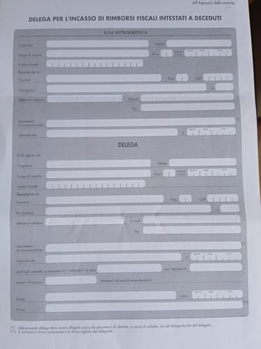 Immagine di un recensore che non mostra il prodotto Lipo Complex, ma un documento.