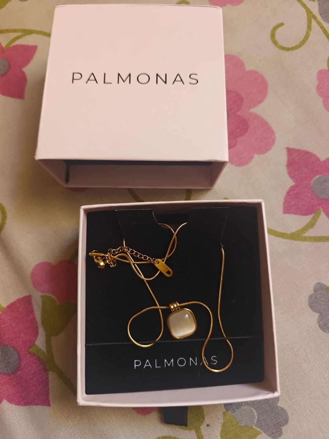 Customer photo review of White Radiance Oval Necklace