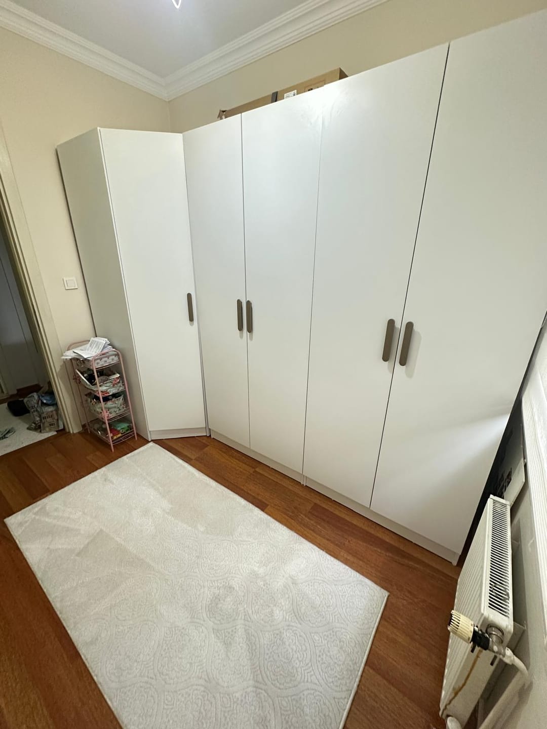 Customer photo review of Rani BA140 Köşe Modül Gardırop Tek Kapaklı 6 Raflı Askılı Elbise Dolabı Tamamlayıcı Köşe Ünitesi Beyaz