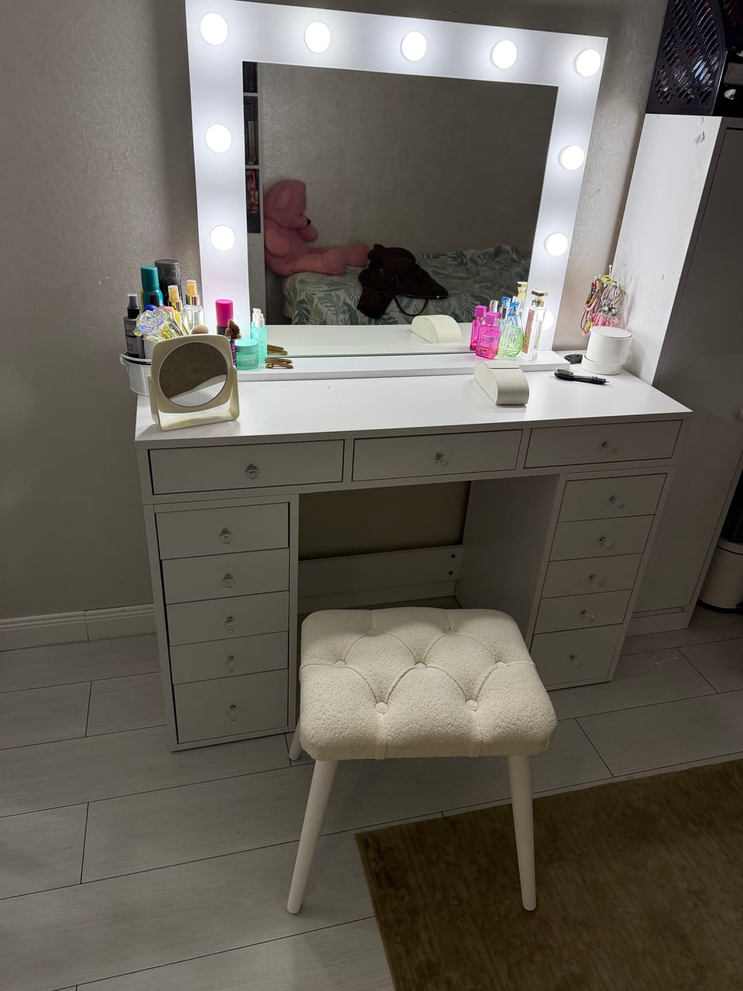 Customer photo review of Rani BJ119 Hollywood Işıklı Aynalı Kulis Makyaj Masası 13 Çekmeceli Takı Düzenleyici Beyaz