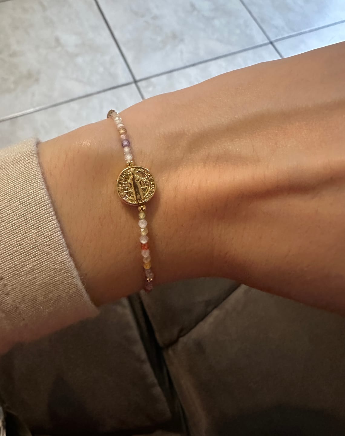Customer photo review of Pulsera Chaquiras Rainbow con San Benito