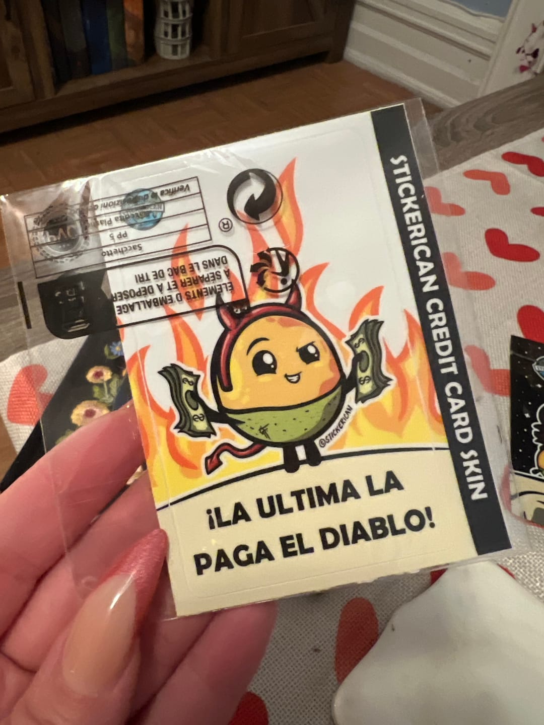 Customer photo review of La Última La Paga el Diablo - Sticker para Tarjeta de Crédito