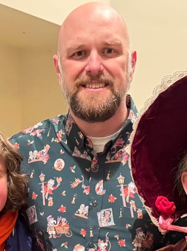 Close-up of a reviewer wearing the patterned 'The Storytellers' short sleeve shirt.