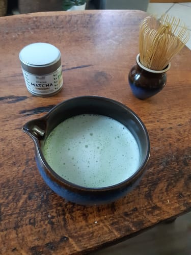 Avis d'un client : bol de matcha latte mousseux, avec le pot de THÉ MATCHA CÉRÉMONIE BIO et un fouet.