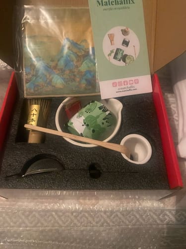 Un cliente muestra el 'Pack Experiencia Completa Premium' abierto en su caja, exhibiendo el set de matcha.