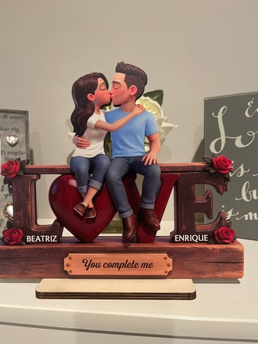 Customer's personalized Eternal Rose LOVE plaque with a kissing couple. It shows the names 'Beatriz' and 'Enrique' on the base.