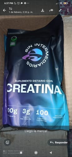 Cliente muestra la bolsa de Creatina Monohidrato dentro de su caja de envío al momento de la entrega.